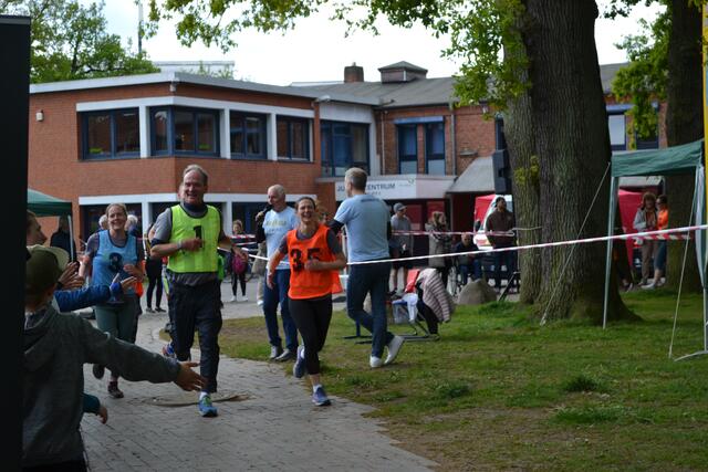 Waldklinik-Chef Hans-Heinrich Aldag lief ebenfalls mit. Die Waldklinik stellte mit 36 Startern die stärkste Mannschaft | Foto: bim / os