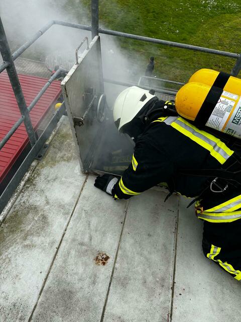 Zu Besuch in der Brandsimulationsanlage.  | Foto: Feuerwehr Wiepenkathen