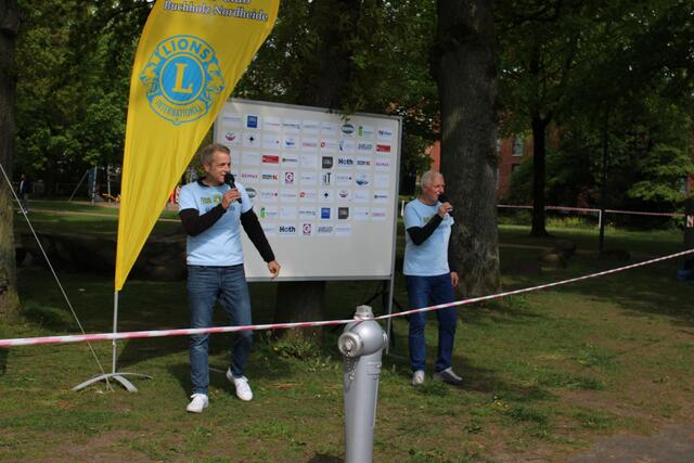 Eingespieltes Team am Mikrofon: die Organisatoren Fritz Harre (re.) und Christoph Reise | Foto: bim / os