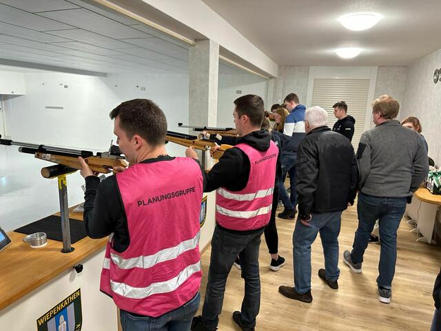 Zu Besuch beim Schützenverein zum Abschluss der Fortbildungswoche.  | Foto: Feuerwehr Wiepenkathen