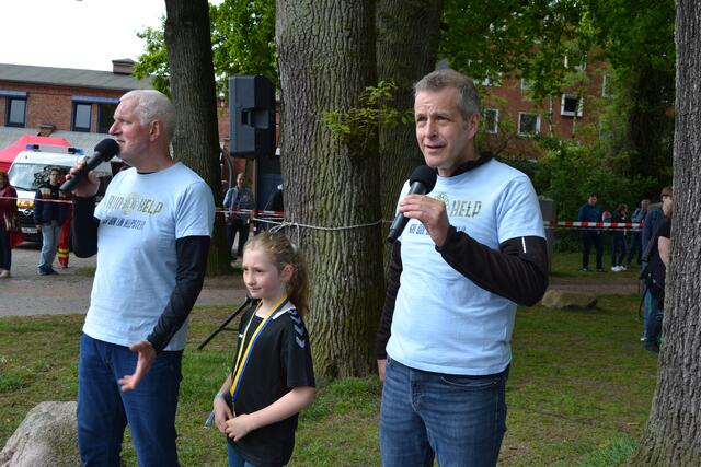 Fritz Hare (li.) und Christoph Reise mit Helpster-Queen Ina-Sophie Detjen  | Foto: bim / os