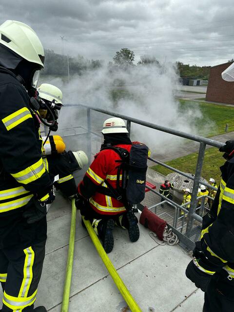 Zu Besuch in der Brandsimulationsanlage in Wilhelmshaven. | Foto: Feuerwehr Wiepenkathen