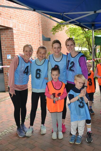 GAK-Schulleiterin Linda Steuber (hi., 2. v. re.) mit ihrem Lauf-Team | Foto: bim / os