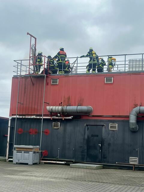 Zu Besuch in der Brandsimulationsanlage.  | Foto: Feuerwehr Wiepenkathen