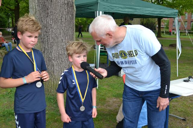 Paul (8, li.) und Leo (5) gewannen 48 bzw. 32 Sponsoren für ihren Lauf. Paul ist deshalb nun Helpster-King | Foto: bim / os