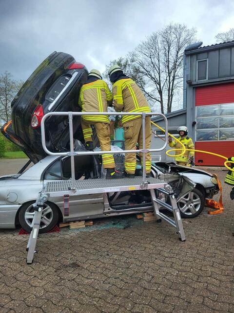 Anspruchsvolle technische Rettung mit schwerem Gerät. | Foto: Feuerwehr Wiepenkathen