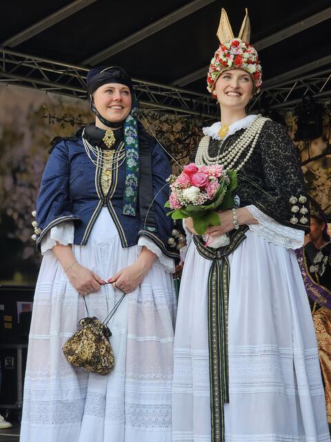 Die neue Altländer Blütenkönigin Linn Schuback (rechts) aus Mittelnkirchen und ihre Vorgängerin Anna-Sophie Sietas | Foto: Juliett Schinner