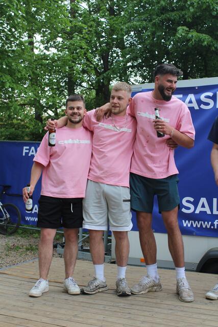 Schnellster Einzelläufer war Adam Luschek aus Gellersen, der hier von seinen Begleitern gefeiert wird | Foto: Faslamsclub Salzhausen