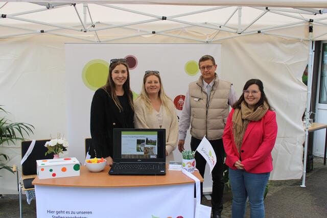 Warteten am Rathaus vergeblich auf potenzielle neue Kollegen (v. li.): die Verwaltungsmitarbeiter Leonie Kraus, Jennifer Bergmann, Falk Pillath und Sabrina Schön | Foto: ce