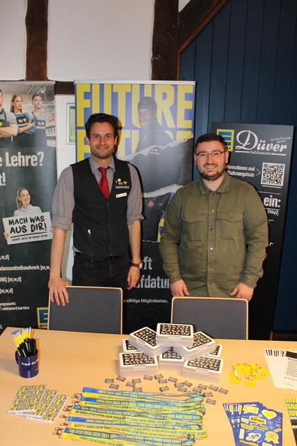 An ihrem Infostand: Marco Düver (li.) vom Salzhäuser Edeka-Markt Düver und Daniel Ungefug von der Ausbildungsabteilung der Edeka Nord | Foto: ce