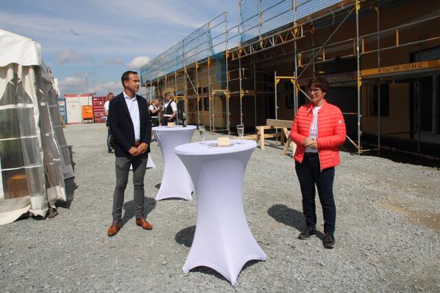 HBI-Geschäftsführer Sven Geertz und Bürgermeisterin Katja Oldenburg-Schmidt