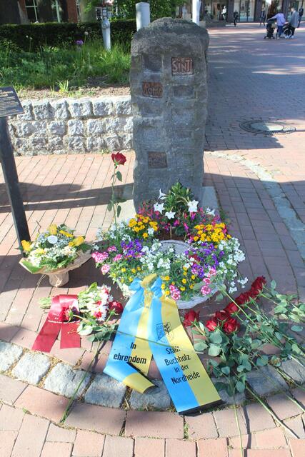 Viele Menschen kamen in die Buchholzer Innenstadt, um Blumen abzulegen  | Foto: pm