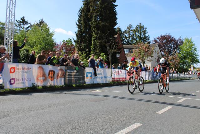 Im Zielsprint der Frauen-Konkurrenz hatte Jorid Behn (Velocenter Racing Team SH) eine Radlänge Vorsprung vor Karoline Goldschmidt (LKT-Team) | Foto: os