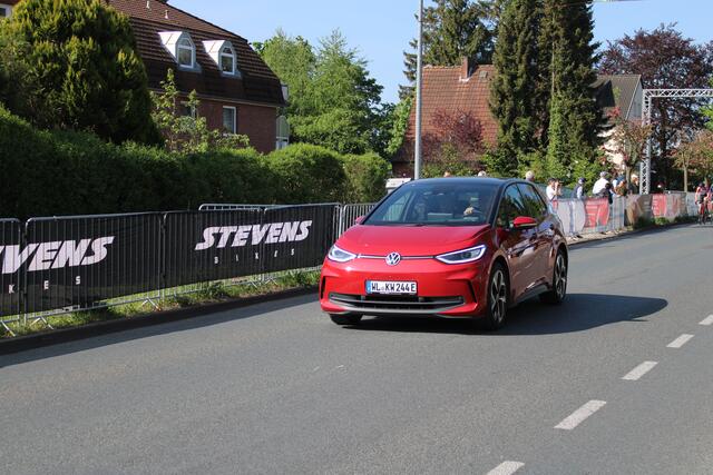 Das Autohaus Kuhn + Witte stellte wieder die Begleitfahrzeuge | Foto: os