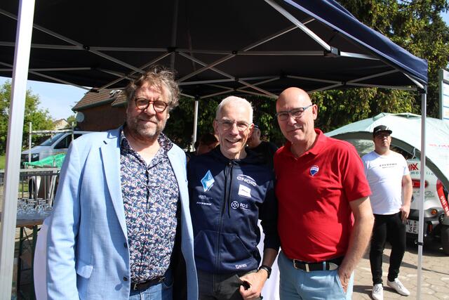 GP-Organisator Uwe Varenkamp (Mi.) mit Uwe Rohde (li.), Vizepräsident des Bundes Deutsche Radfahrer, und Arndt Bömelburg (Remax Immobilien) | Foto: os