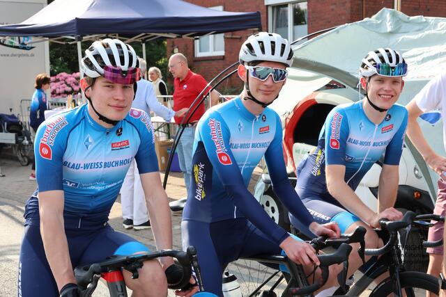 Das Blau-Weiss-Trio mit (v.l.): Alban Legai, Robin Scarbath und Julian Weber platzierte sich im Rennen der Amateure | Foto: cc