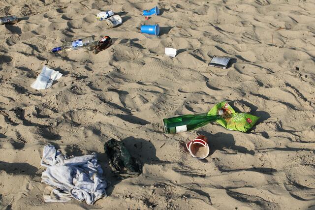 Ein bunter Abfallreigen am Strand | Foto: jd