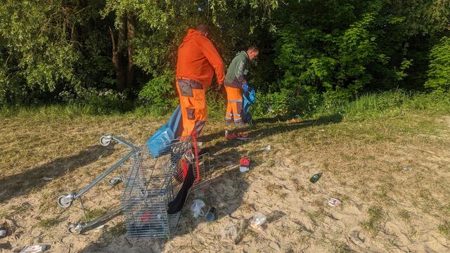 Zu den größten Fundstücken in Sachen Müll gehört dieser Einkaufswagen. Er musste wohl für den Transport der Getränke herhalten. Für den Rückweg wurde der Einkaufswagen nicht mehr gebraucht | Foto: jd