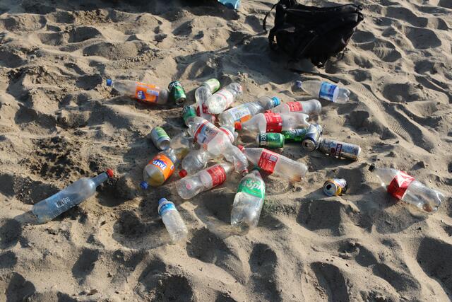 Die jungen Menschen haben zu viel Geld: Jede Menge Pfandflaschen blieben liegen | Foto: jd