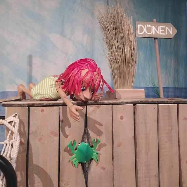 Luzie nimmt Kontakt zu einer grünen Krabbe auf | Foto: Andrea Haupt, Wolfsburger Figurentheater Company