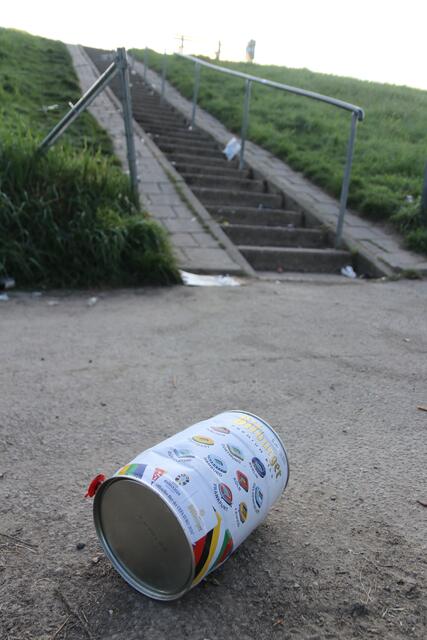 Ein leeres Fünf-Liter-Bierfässchen weist den Weg über den Deich zum Bassenflether Strand | Foto: jd