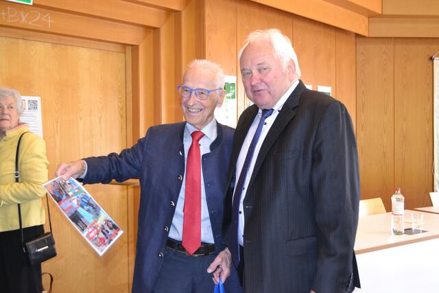 Auch Blau-Weiss-Vize Arno Reglitzky (li.) gratulierte und überreichte eine Foto-Collage von gemeinsamen Aktionen | Foto: bim