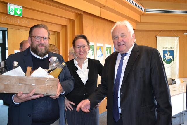 Heiner Schönecke (re.) mit Stefan Zimmermann und Carina Meyer, Museumsdirektor und Geschäftsführerin des 
 Freilichtmuseums am Kiekeberg  | Foto: bim