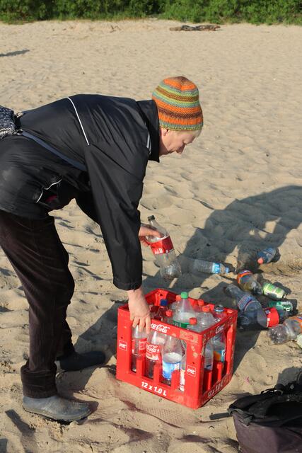 Sonja Mahnke sucht regelmäßig den Strand nach Müll ab. Am Freitagmorgen sortiert sie Pfandflaschen ein, damit diese nicht im Restmüll landen | Foto: jd