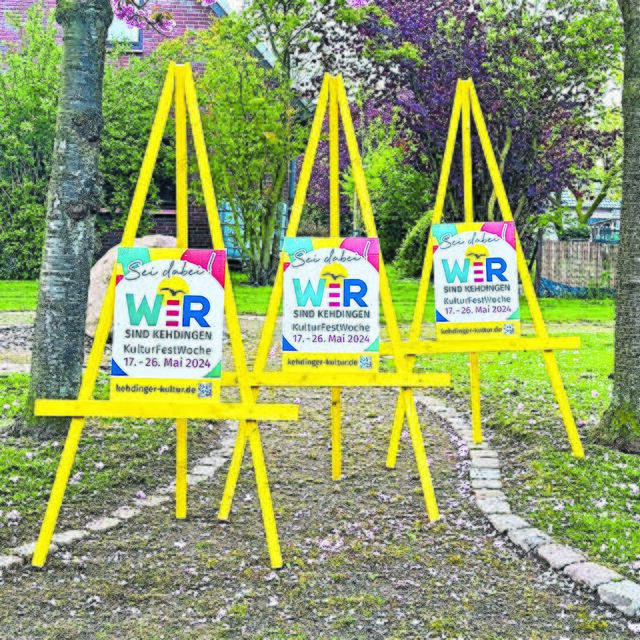 Gelbe Staffeleien weisen auf das Event hin | Foto: Kulturnetz Kehdingen