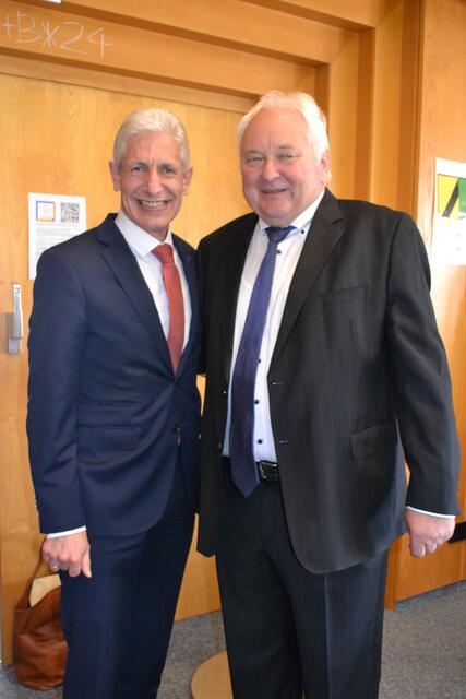 Landrat Rainer Rempe mit dem Geehrten | Foto: bim