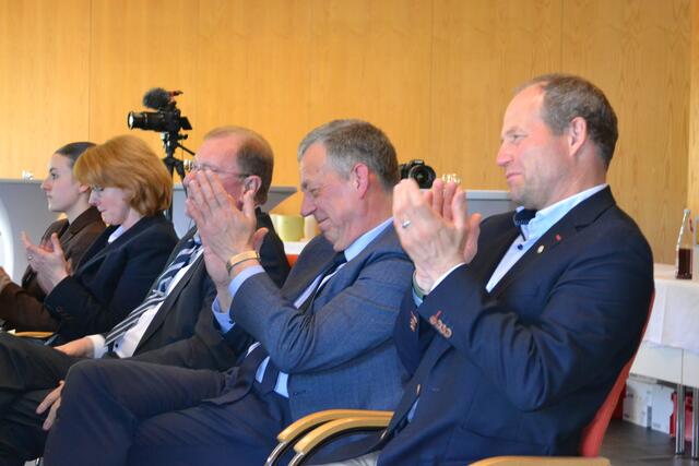 Wilhelm Neven (v. re.), Vorsitzender des Landvolk-Kreisverbandes Lüneburger Heide, und der frühere CDU-Landtagsabgeordnete und Präsident des Deutschen Jagdverbandes, Helmut Dammann-Tamke | Foto: bim