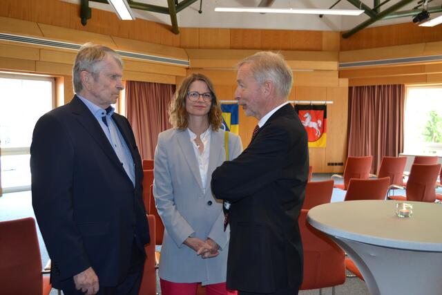 WOCHENBLATT-Verleger Martin Schrader (li.) im Gespräch mit Heinz Lüers, langjähriger Sparkassen-Chef | Foto: bim