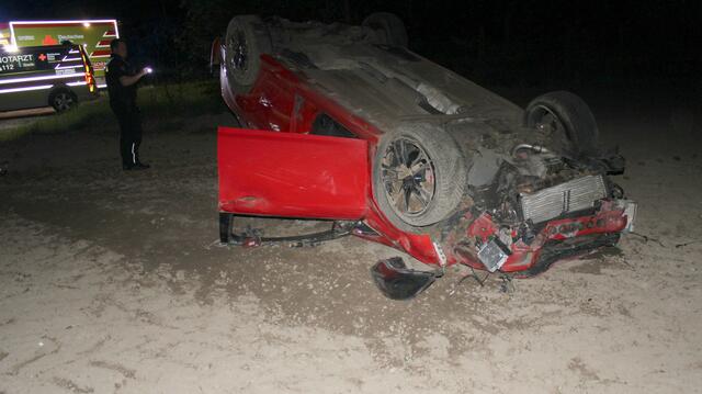 Nach einem Wildunfall zwischen Harsefeld und Ohrensen kippte ein Auto auf das Dach | Foto: H.-P. Klensang/Feuerwehr