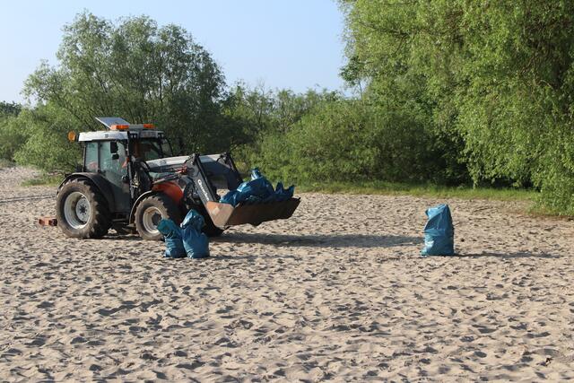 Die vollen Müllsäcke werden mit einem Trecker weggeschafft | Foto: jd