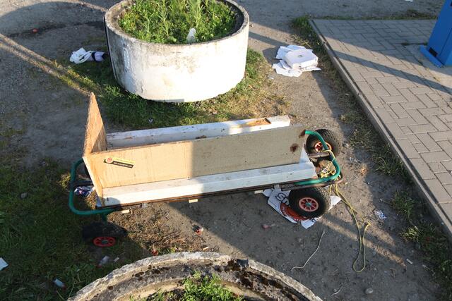 Der Bollerwagen hat offenbar ausgedient. Die Partygänger ließen ihn an Ort und Stelle einfach stehen | Foto: jd