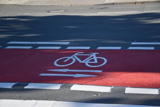 Die Pfeile weisen auf die Radfahrer hin, die von beiden Seiten den Radweg nutzen | Foto: Axel-Holger Haase