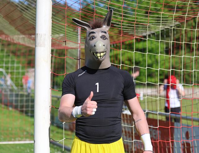 08-Keeper Tim Burgemeister bekam nach seiner "Entführung" eine Elses-Maske aufgesetzt | Foto: cc