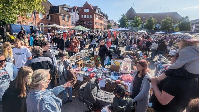 Reges Flohmarkttreiben auf dem Platz Am Sande in Stade | Foto: jd