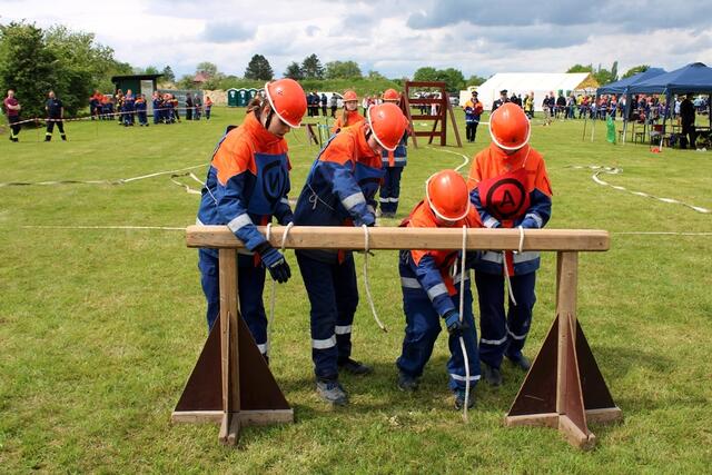 Die Jugendlichen mussten fachgerecht Feuerwehrknoten anlegen | Foto: Burkhard Giese