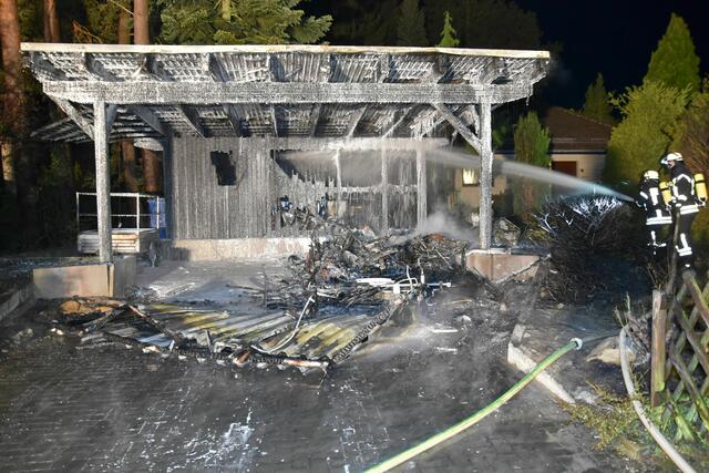 Der Carport brannte vollständig aus | Foto: Mathias Wille