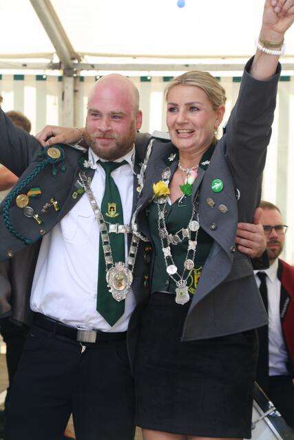 Freude nach der Proklamation: Schützenkönig René Schroeter und Schützenkönigin Sabrina Witte-Tiedemann | Foto: S.u.S.V. Heinbockel / Silke Koslowski