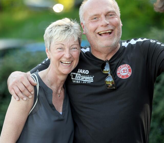 Auch 08-Trainer Thorsten Schneider und seine Frau Christine konnte über die "Entführung" herzlich lachen | Foto: cc