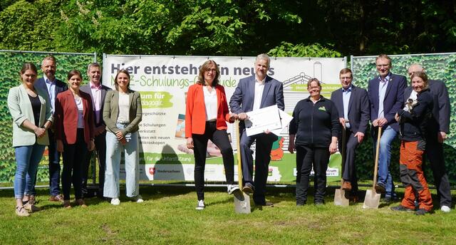 Neues Schulungsgebäude für das NEZ - Förderbescheid Übergabe im Wildpark Schwarze Berge | Foto: Wildpark Schwarze Berge 