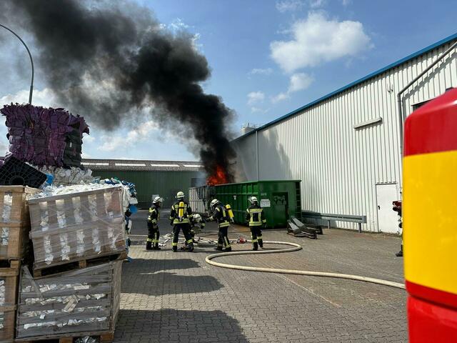 Der brennende Müllcontainer | Foto: FF Garstedt