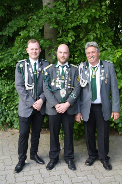 König René Schröter mit seinen Adjutanten Günter Hahn und Dominik Nordsiek | Foto: S.u.S.V. Heinbockel / Silke Koslowski