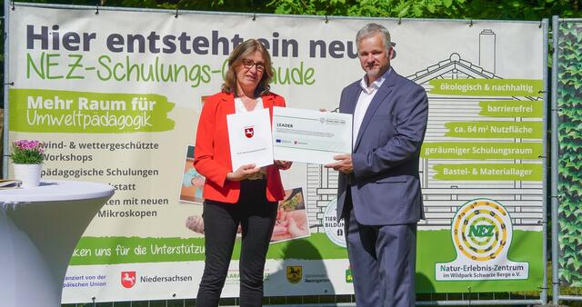 Karin Beckmann und Lars Otten Vorsitzender vom NEZ - Förderbescheid Übergabe im Wildpark Schwarze Berge | Foto: Wildpark Schwarze Berge 