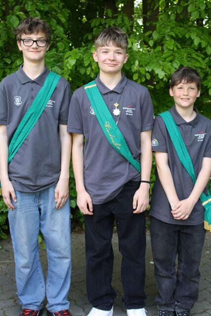 Kinderkönig Tim Niclas Kück (Mitte) mit seinen Adjutanten Jannik Hansen und Luca Hansen | Foto: S.u.S.V. Heinbockel / Silke Koslowski