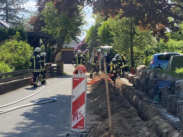 Feuerwehrleute sichern die defekte Gasleitung | Foto: Hendrik Petersen