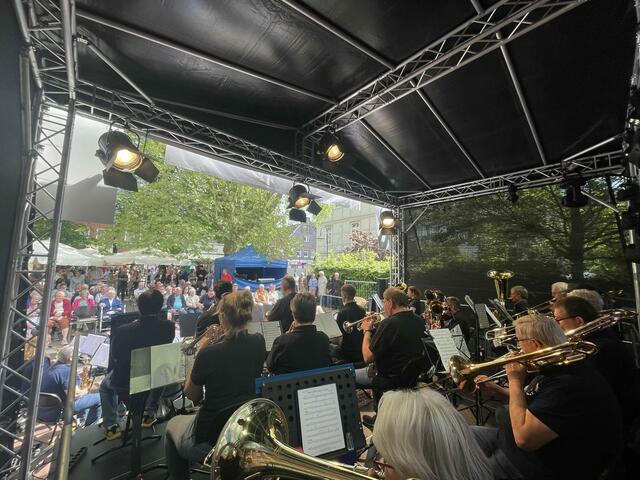 Nicht alle Bläser passten auf die Bühne. 