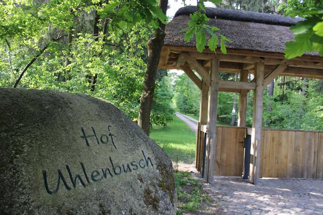 Die Auffahrt zum Hof Uhlenbusch gleich neben dem Hanstedter Waldbad-Gelände | Foto: ce